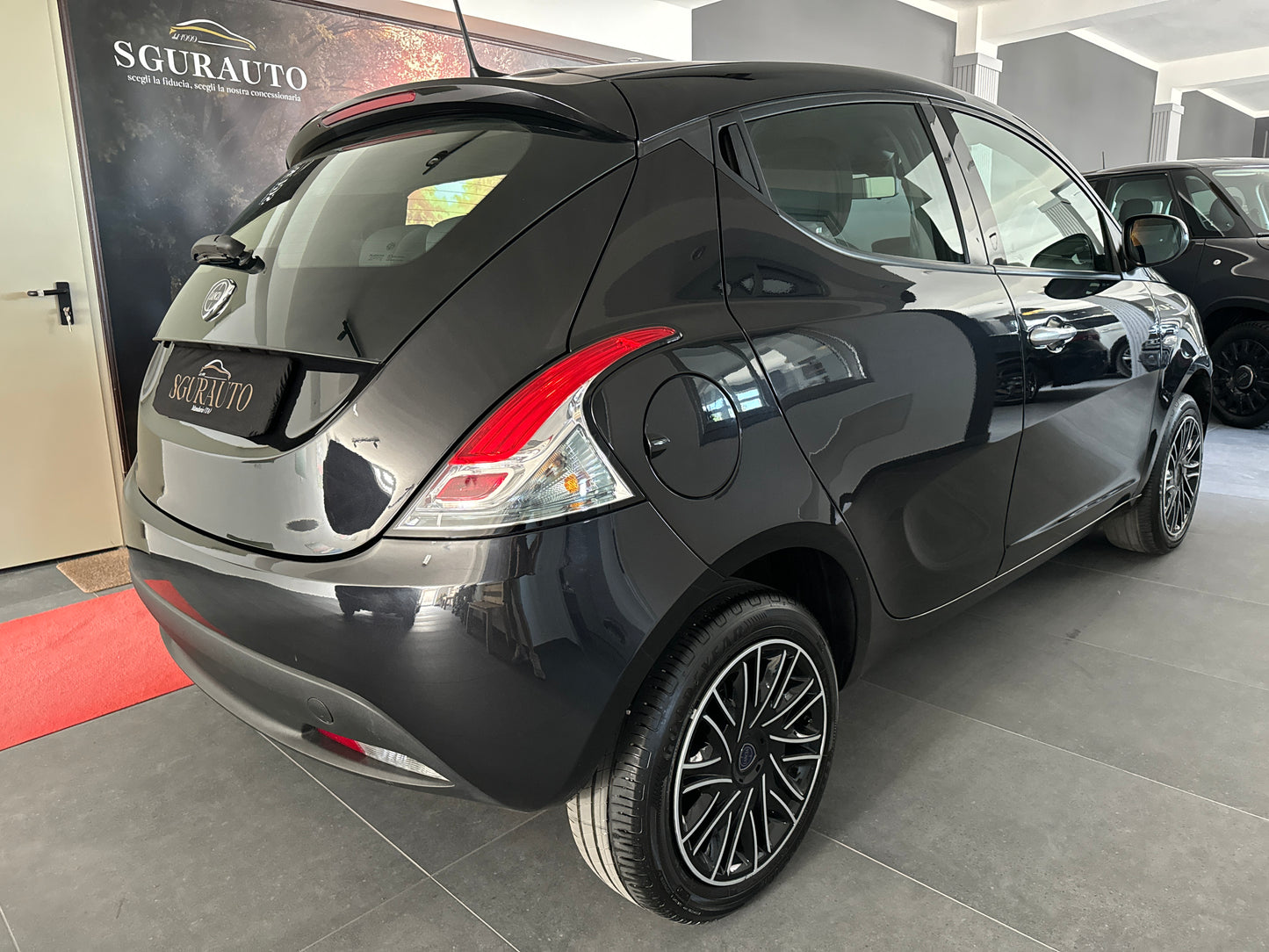 Lancia ypsilon 1.0 firefly 70cv hybrid oro 2024
